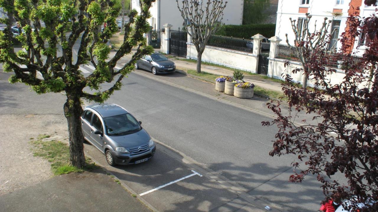Charmant F1 Bis Atypique Gannat Exterior photo